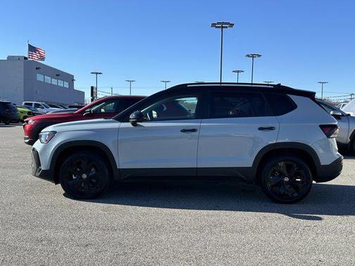 2025 Volkswagen Taos 1.5T SE Black