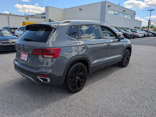 Pure Gray 2023 Volkswagen Taos 1.5T SE