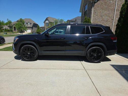 Deep Black 2026 Volkswagen Atlas 2.0T SE w/Technology 4MOTION