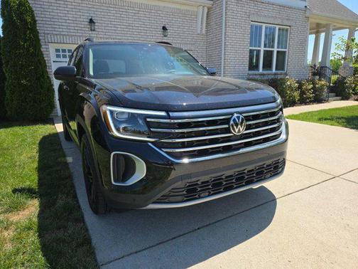Deep Black 2026 Volkswagen Atlas 2.0T SE w/Technology 4MOTION