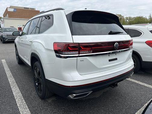 Opal White Pearl 2026 Volkswagen Atlas 2.0T SE w/Technology 4MOTION