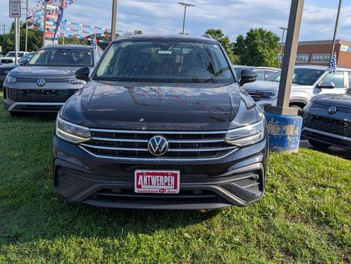 Deep Black 2023 Volkswagen Tiguan 2.0T SE