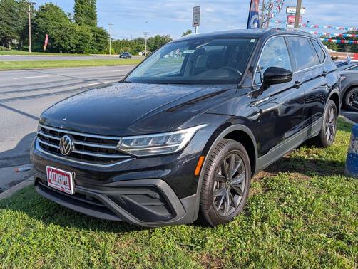 Deep Black 2023 Volkswagen Tiguan 2.0T SE