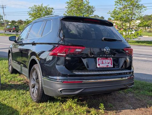 Deep Black 2023 Volkswagen Tiguan 2.0T SE