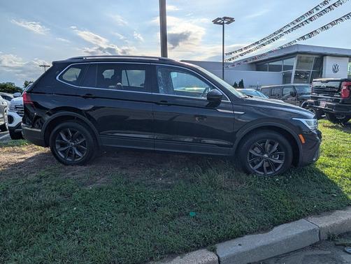 Deep Black 2023 Volkswagen Tiguan 2.0T SE