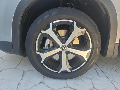 Silver Metallic 2025 Volkswagen Tiguan 2.0T SE 4MOTION