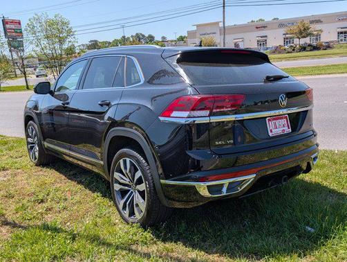 Deep Black Pearl 2023 Volkswagen Atlas Cross Sport 3.6L V6 SEL Premium R-Line