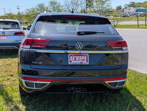 Deep Black Pearl 2023 Volkswagen Atlas Cross Sport 3.6L V6 SEL Premium R-Line