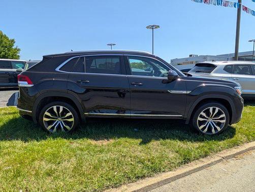Deep Black Pearl 2023 Volkswagen Atlas Cross Sport 3.6L V6 SEL Premium R-Line