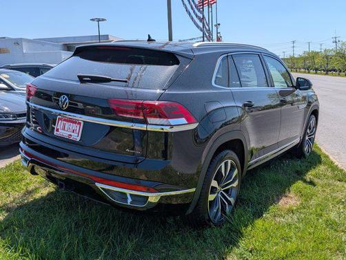 Deep Black Pearl 2023 Volkswagen Atlas Cross Sport 3.6L V6 SEL Premium R-Line