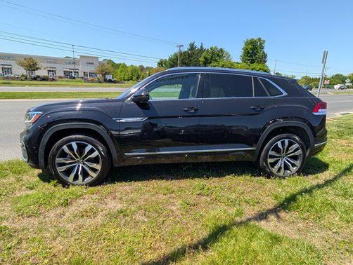 Deep Black Pearl 2023 Volkswagen Atlas Cross Sport 3.6L V6 SEL Premium R-Line
