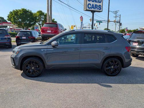 Pure Gray 2023 Volkswagen Taos 1.5T SE