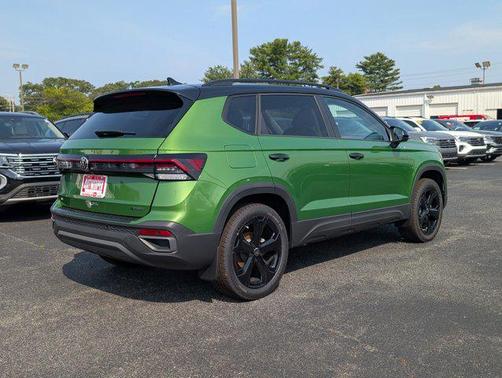 2025 Volkswagen Taos 1.5T SE Black