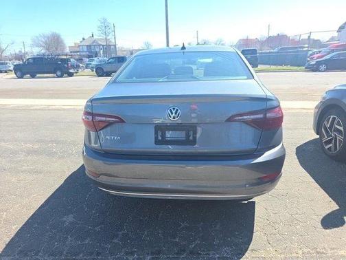 Platinum Gray Metallic 2021 Volkswagen Jetta 1.4T SE