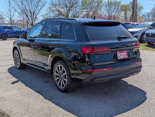 Mythos Black Metallic 2023 Audi Q7 45 Premium Plus