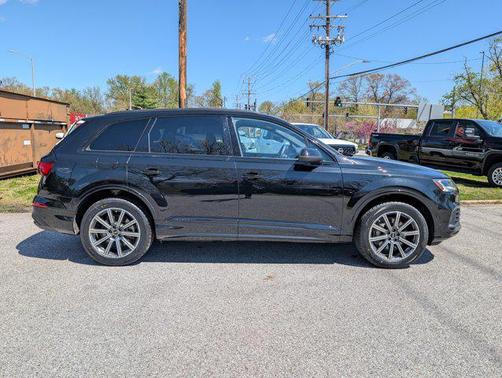 Mythos Black Metallic 2023 Audi Q7 45 Premium Plus