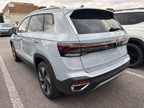 Monument Gray 2026 Volkswagen Taos SE