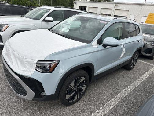 Monument Gray 2026 Volkswagen Taos SE