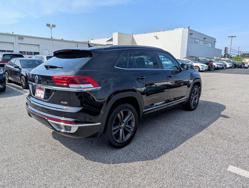 Deep Black 2021 Volkswagen Atlas Cross Sport 3.6L V6 SE w/Technology R-Line