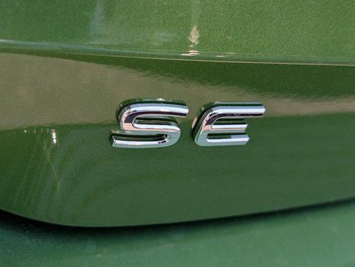 Bright Moss Green Metallic 2026 Volkswagen Taos SE