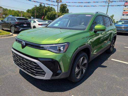 Bright Moss Green Metallic 2026 Volkswagen Taos SE
