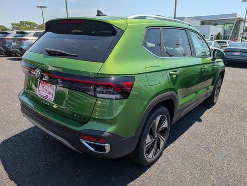 Bright Moss Green Metallic 2026 Volkswagen Taos SE