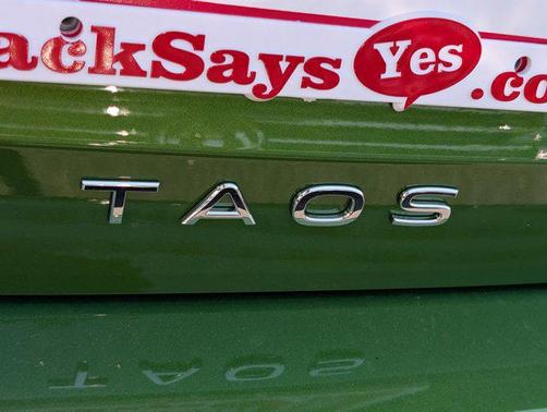 Bright Moss Green Metallic 2026 Volkswagen Taos SE
