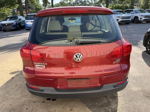 Wild Cherry Metallic 2016 Volkswagen Tiguan S