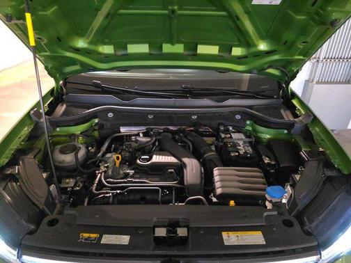 2025 Volkswagen Taos SE Black