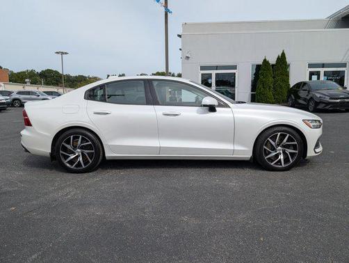 2020 Volvo S60 T6 Momentum