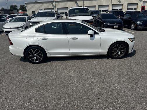 2020 Volvo S60 T6 Momentum