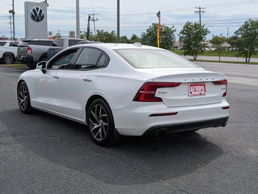 2020 Volvo S60 T6 Momentum