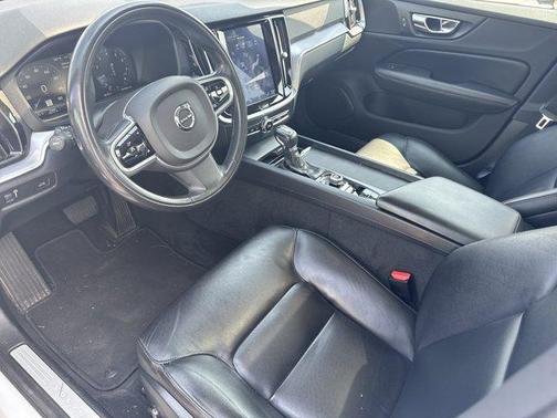 2020 Volvo S60 T6 Momentum