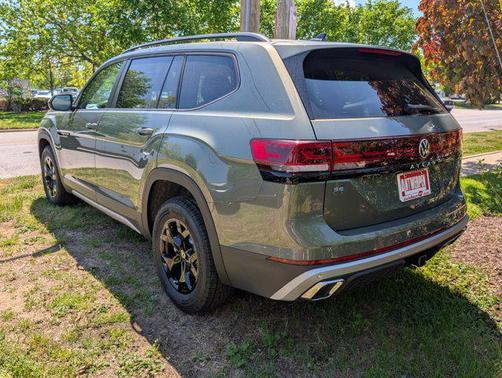 avocado green pearl 2026 Volkswagen Atlas Peak Edition