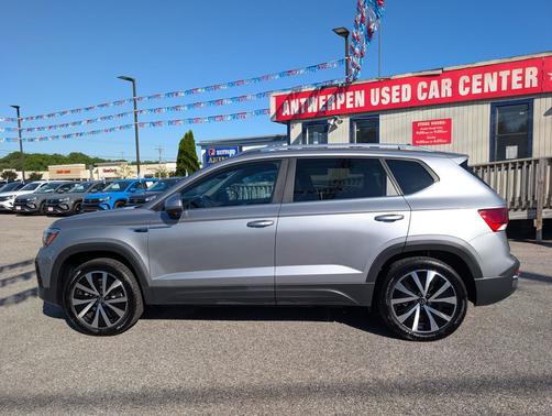 Silver Metallic 2023 Volkswagen Taos 1.5T SE