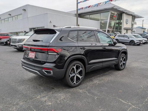 Deep Black Pearl 2026 Volkswagen Taos SEL