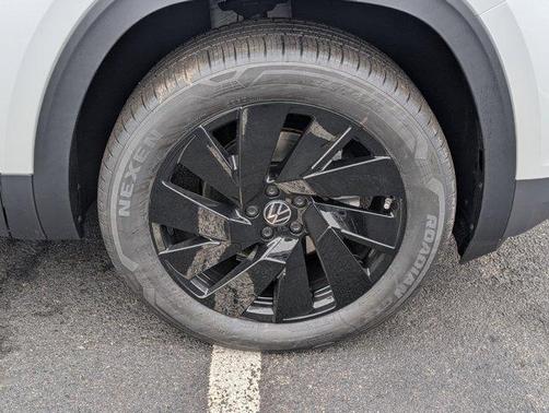 Opal White Pearl 2026 Volkswagen Atlas 2.0T SE w/Technology 4MOTION