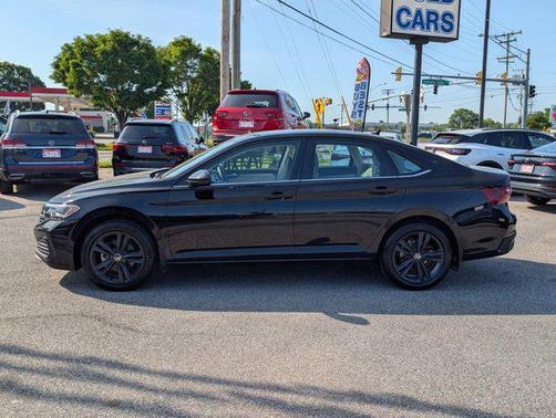 Deep Black 2024 Volkswagen Jetta 1.5T SE