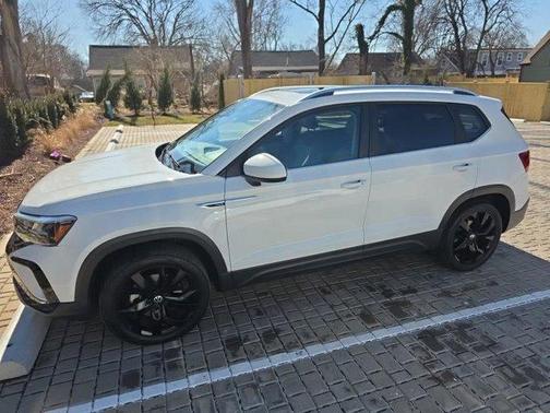 Pure White 2023 Volkswagen Taos 1.5T SE