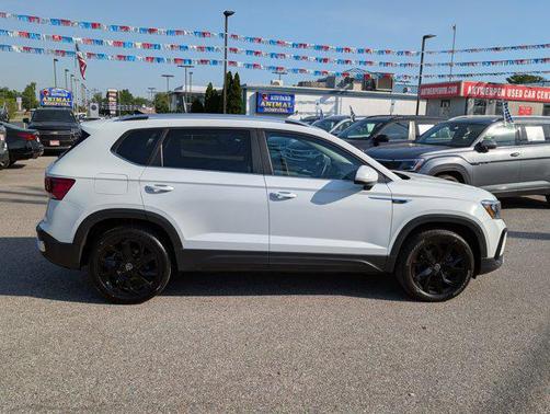 Pure White 2023 Volkswagen Taos 1.5T SE