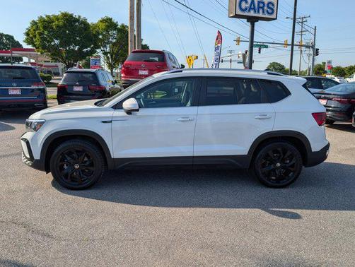 Pure White 2023 Volkswagen Taos 1.5T SE