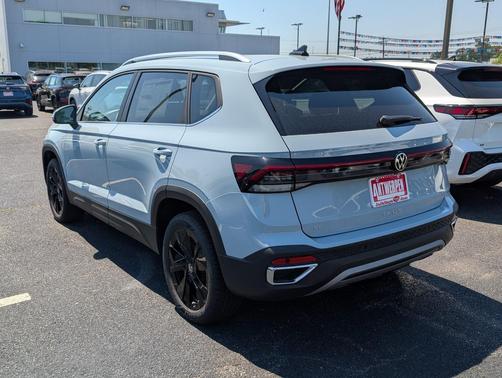 Monument Gray 2026 Volkswagen Taos SE