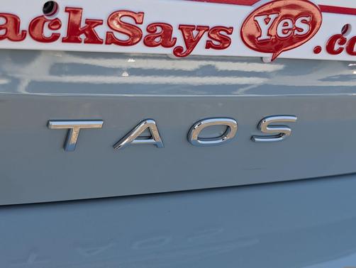 Monument Gray 2026 Volkswagen Taos SE
