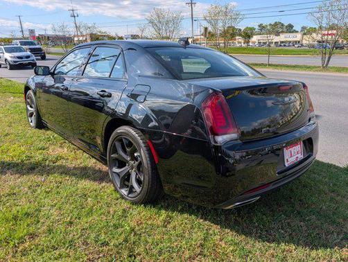 Gloss Black 2022 Chrysler 300 Touring