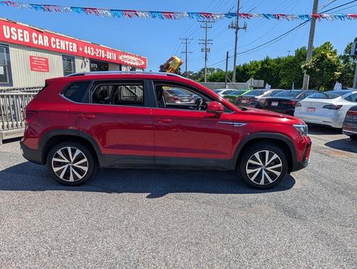 Kings Red Metallic 2022 Volkswagen Taos 1.5T SE