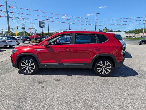 Kings Red Metallic 2022 Volkswagen Taos 1.5T SE