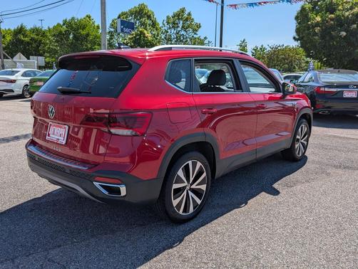 Kings Red Metallic 2022 Volkswagen Taos 1.5T SE