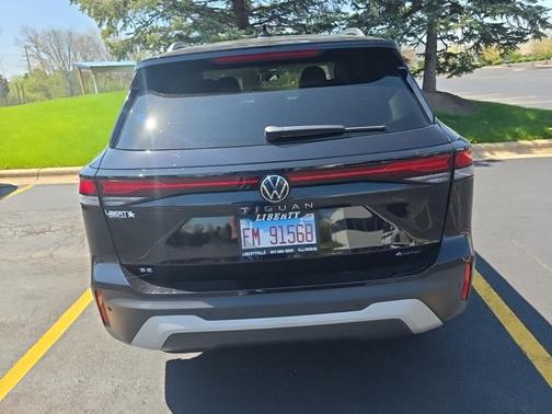 Deep Black 2025 Volkswagen Tiguan 2.0T SE 4MOTION