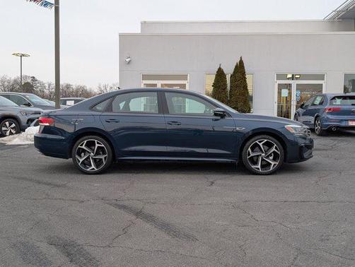 2022 Volkswagen Passat 2.0T R-Line
