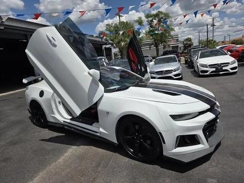 Summit White 2018 Chevrolet Camaro 2SS